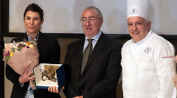 Associazione Cuochi, consegnato a Vittoria Ferragamo il Premio Tarlati. Riconoscimenti agli chef e in tavola la Zuppa di pollo del Tarlati