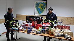 Giravano in autostrada con scatoloni pieni di alimenti rubati: denunciati un uomo e una donna 