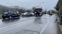 Camion piomba sulle auto in sosta del funerale, carambola sotto la pioggia