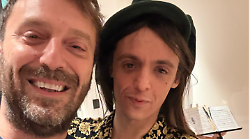 Lucio Corsi con la giacca di Freddie Mercury: la pausa dal European Tour negli studi di Cesare Cremonini a Bologna