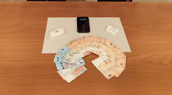 Sorpresa a spacciare, viene trovata in possesso di 15 dosi di cocaina e oltre 1700 euro in contanti: arrestata 30enne 