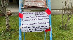 La protesta sullo scalandrino per i cassonetti della spazzatura