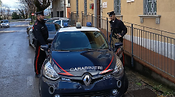Ruba dei vestiti, tenta la fuga aggredendo le persone presenti e prende a calci e pugni i carabinieri: arrestato 22enne 