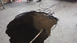 Si apre una voragine in via Verri