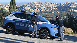 Scappa dal controllo ma viene sorpreso mentre cerca di nascondere un coltello a serramanico: denunciato 47enne