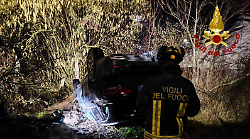 Auto va fuori strada e si ribalta per circa 7 metri: attivato elisoccorso per il conducente ferito 

