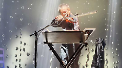 La Repubblica dell&rsquo;amore di Laurie Carezza di speranza in tempi di crisi