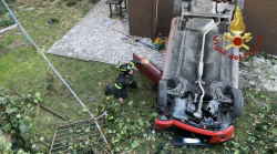 Incidente a Perugia: auto precipita nel cortile di un condominio, due feriti soccorsi dai Vigili del Fuoco