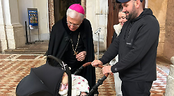 Spoleto, l'arcivescovo Boccardo benedice i nuovi nati:  &ldquo;A tutti noi questi bimbi chiedono: dateci la luce, non lasciateci crescere nell&rsquo;ombra&rdquo;