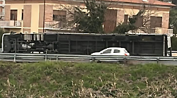 Incidente sul raccordo Perugia-Bettolle: camion esce di strada e si ribalta 