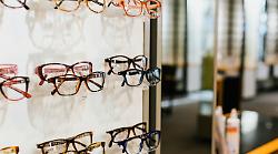 Rubano quattro paia di occhiali ma vengono fermati nei bagni del centro commerciale. Scatta l'arresto 