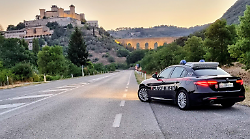 Studente a scuola con pistola giocattolo e maschera sul volto: docente sotto choc