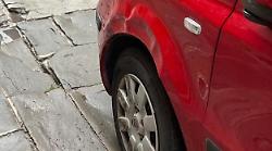 Gubbio, urta un'auto in via Baldassini e prosegue senza fermarsi. Il fenomeno si allarga