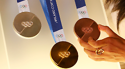 Milano-Cortina, quanti soldi guadagna chi vince le medaglie delle Olimpiadi invernali: il confronto tra l'Italia e il mondo 