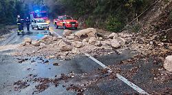 Terni, danni per l'allerta meteo. Frana blocca una strada e due frazioni restano senza acqua per la rottura di una tubatura