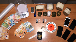 Va a vendere droga con accanto la figlia di 4 anni: &egrave; lo spacciatore che teneva un chilo e mezzo di cocaina nel garage del professionista