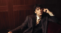 Matteo Paolillo, tra carriera e vita privata: &ldquo;Mi innamorai del teatro alle medie. A 18 anni rifiutai un lavoro stabile. Figli? Un desiderio ancora lontano&rdquo;