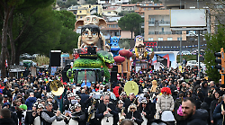 Pienone al carnevale di San Sisto: centinaia di persone in maschera hanno invaso il quartiere. Le foto dei carri
