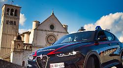 Apre l'auto di un turista e gli ruba il computer: denunciato 60enne