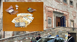 Sorpreso in casa con cocaina, hashish e 1500 euro in contanti: arrestato 57enne