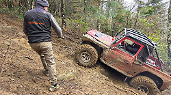 Passione 4x4: nei boschi con il fuoristrada tra fango, pietre e pendenze. "Ma rispettiamo l'ambiente e ripuliamo le vie"