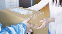 Il pacco arriva in ritardo e insulta e minaccia di morte la postina. Poi aggredisce il responsabile: denunciato 