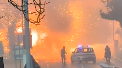 Serie di violente esplosioni: scoppiate bombole di ossigeno in un camion. Incendio, paura e feriti