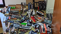 Dal giro di prostituzione al maxi-sequestro di oltre 240 armi tra coltelli, asce e katane. Tre denunce