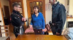 "Suo marito &egrave; in arresto per rapina". Si fingono forze dell'ordine al telefono e la 70enne consegna tutto l'oro: denunciati due giovani