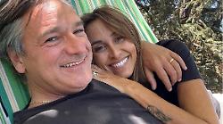 Fabio Caressa e Benedetta Parodi, verso i 20 anni di amore: il primo incontro, la proposta in aereo e i tre figli