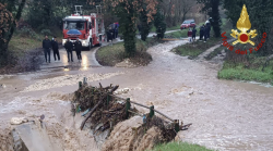 Maltempo a Terni: Vigili del Fuoco salvano 20 persone intrappolate in un campo sportivo a Stroncone