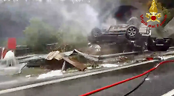 Incidente in superstrada. Auto si ribalta e prende fuoco dopo aver colpito una centralina dell'illuminazione: disagi al traffico