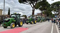 Assisi, successo della Festa degli agricoltori: 300 trattori in fila per la solidariet&agrave;. Donazioni all'ospedale pediatrico Meyer 
