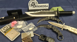 Sorpreso a spacciare cocaina in via Garibaldi: trovati anche hashish, coltelli e scacciacani. Arrestato 31enne 