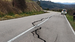Collazzone, frana sulla strada provinciale 421: senso unico alternato con il semaforo 