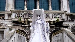 Il fascino del carnevale di Venezia 2026: Olimpiadi, mitologia e maschere in un marted&igrave; grasso da record