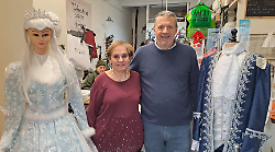 Mariagrazia sarta da favola, i vestiti ispirati a Frozen e La Bella e la Bestia le fanno vincere l'argento. E il sindaco va a trovarla