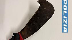 Girava con due taniche di benzina vuote e un'accetta nel bagagliaio dell'auto: denunciato 28enne 