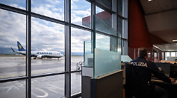 Arrivato dall'Albania con un volo di linea deve scontare 10 anni e 5 mesi: 38enne arrestato all'aeroporto dell'Umbria 