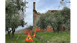 Crolla chiesa del medioevo: incuria, intemperie e burocrazia. Tetto scoperchiato a San Clemente, dentro anche dipinti