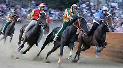 Palio dei Rioni con partenza di rincorsa? Regolamento, cavalli e fantini: tutte le novit&agrave; della manifestazione