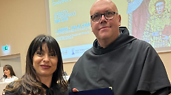 La presidente Proietti consegna al custode del Sacro Convento la legge regionale dell'Ottocentenario: "Un passaggio profondamente simbolico"