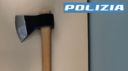 Aggredisce una famiglia con un'accetta: ferisce la mamma e fa cadere il bimbo dal passeggino. Denunciato 21enne