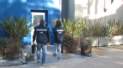 Rifiuti pericolosi e materiali contaminati abbandonati fuori da un'azienda: nei guai il titolare 