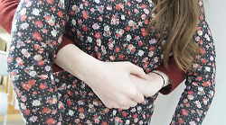 Studentessa rischia di soffocare per un boccone andato di traverso, la professoressa la salva. La famiglia: "Grazie"