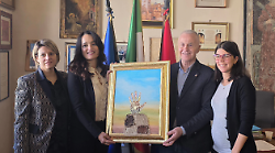 Assisi, ecco L&rsquo;impronta dell&rsquo;umanit&agrave;: l'opera donata dall'artista Moira Lena Tassi al Comune