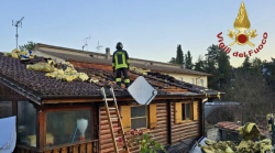 Incendio all&rsquo;alba a Sellano: distrutta abitazione in legno, famiglia evacuata