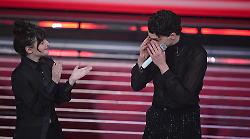 Sanremo 2026, Nicol&ograve; Filippucci vincitore delle Nuove Proposte: le foto pi&ugrave; belle dall'Ariston