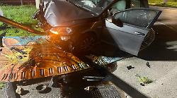 Citt&agrave; di Castello: perde il controllo dell&rsquo;auto e abbatte due pali della luce 