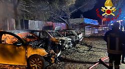 Terni, distrutte dalle fiamme tre autovetture a Collelicino. L'intervento dei vigili del fuoco evita il propagarsi dell'incendio